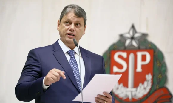 Justiça eleitoral absolve Tarcísio por acusações contra Boulos