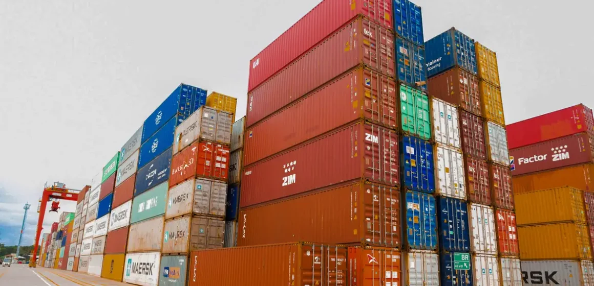 Balança comercial tem primeiro déficit mensal desde janeiro de 2022