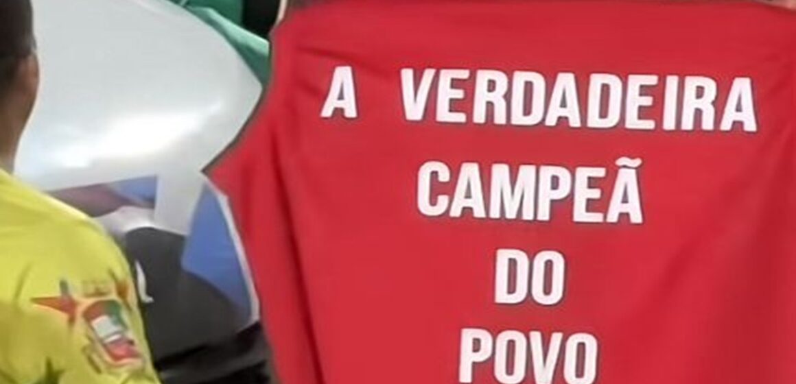 Após polêmica em notas do Carnaval 2025 no Rio, integrantes da Grande Rio desfilam com faixa de ‘campeã’