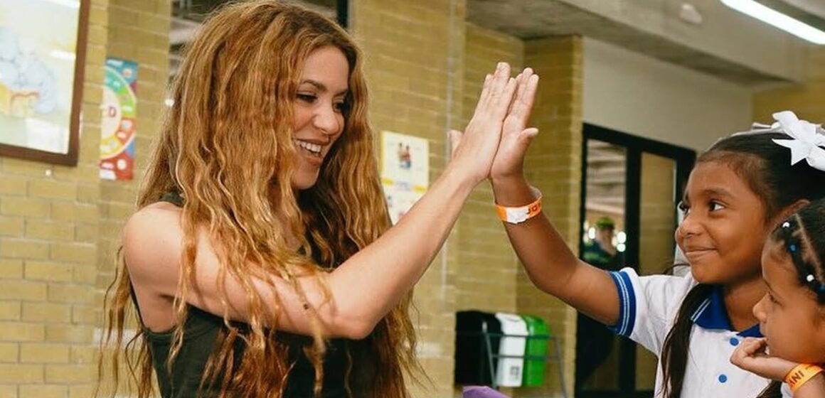 Cantora Shakira constrói escolas através de fundação