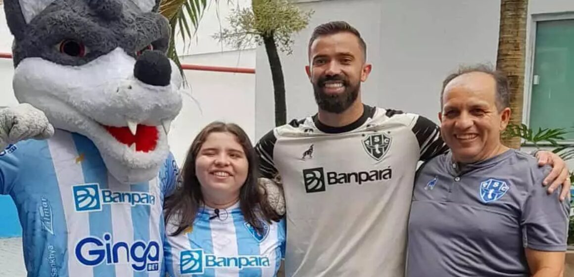 Paysandu presta homenagem a uma torcedora com deficiência visual escrevendo seu nome em braile no muro da Curuzu