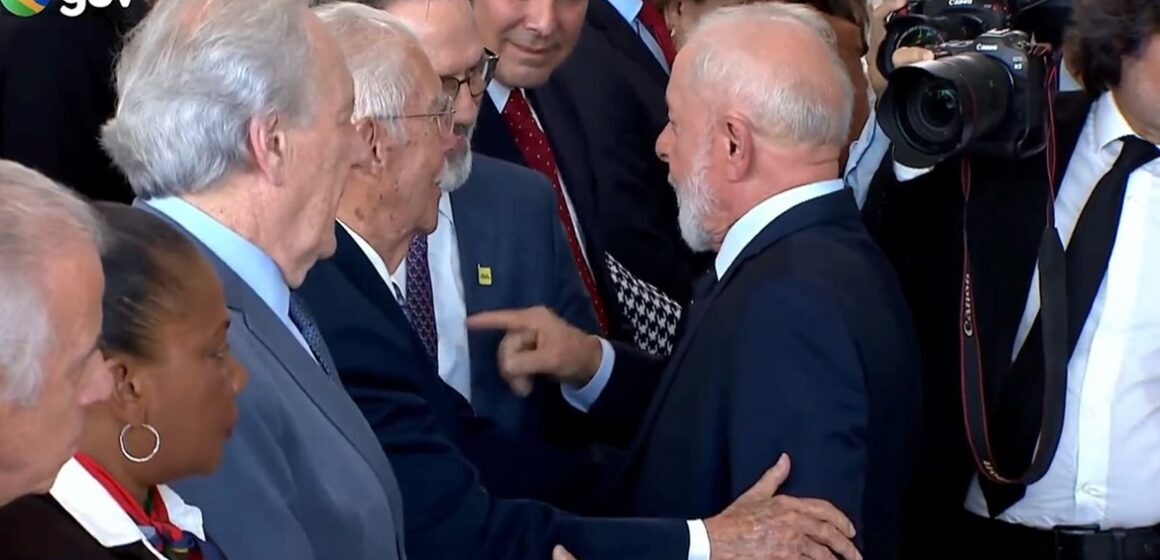 Sarney participa da posse de Gleisi e recebe o carinho de ministros e militantes do PT