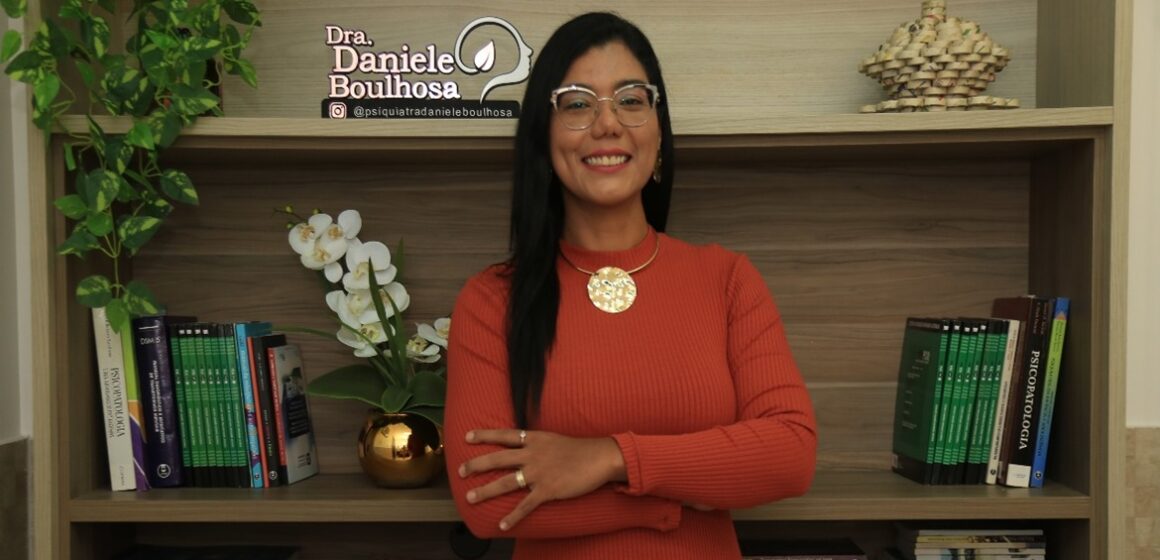 Saúde mental feminina: psiquiatra orienta sobre os desafios da mulher moderna na conciliação de múltiplas demandas