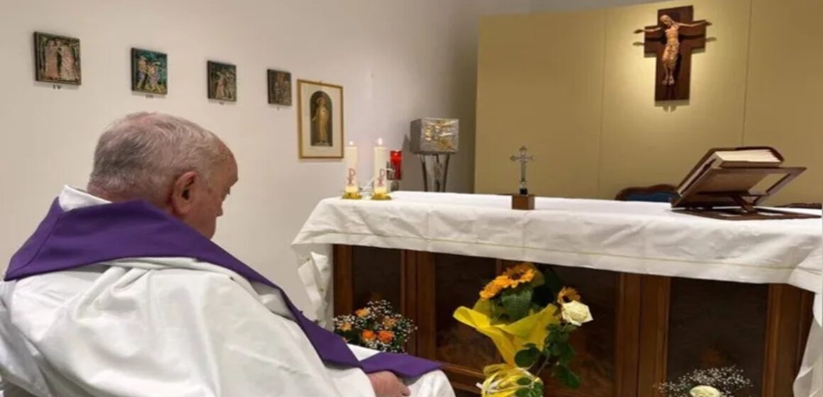 Papa aparece diante de altar em primeira foto durante internação