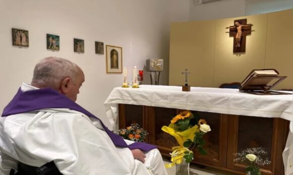 Papa aparece diante de altar em primeira foto durante internação