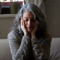Ginecologista ensina quais hábitos ajudam a reduzir os efeitos da menopausa