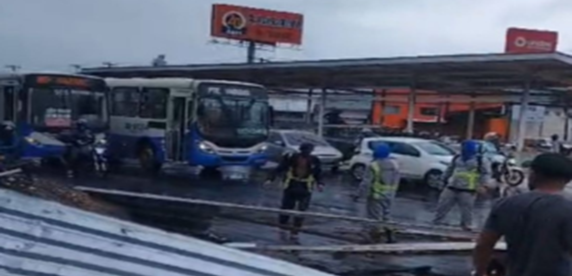 Falta de pagamento leva trabalhadores da Terra Plena a protesto e bloqueio da BR em Ananindeua