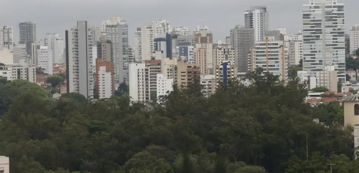 Construções em cidades brasileiras crescem mais que a população