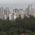Construções em cidades brasileiras crescem mais que a população