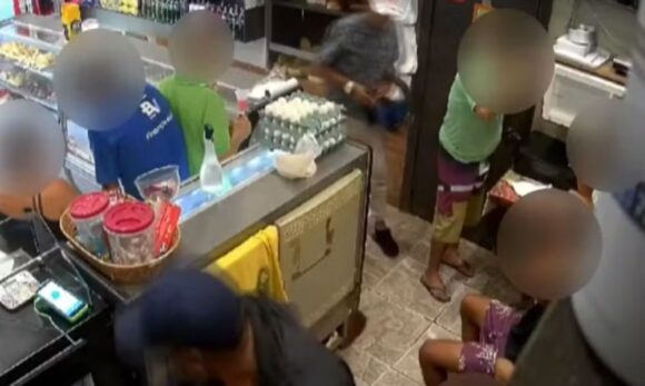 Criminosos fortemente armados invadem padaria em Belém e rendem empregados e clientes
