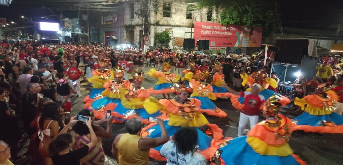 Em Mosqueiro, blocos, trio elétrico e escolas de samba resgatam Carnaval da ilha