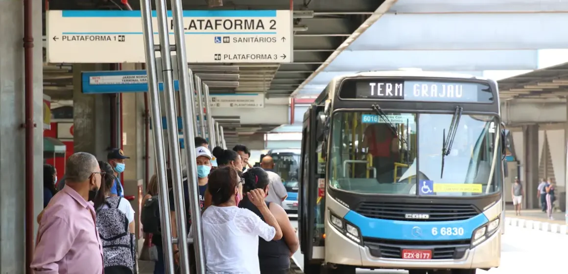Setor de serviços recua 0,2% em janeiro, influenciado por transportes
