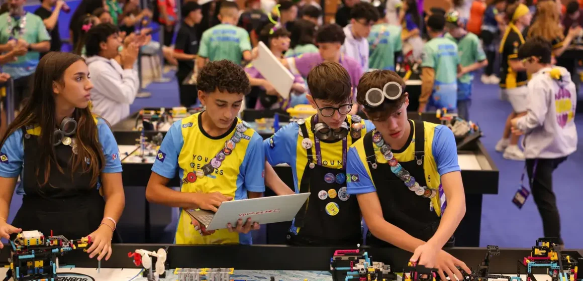 Torneio de robótica classifica estudantes para competição mundial