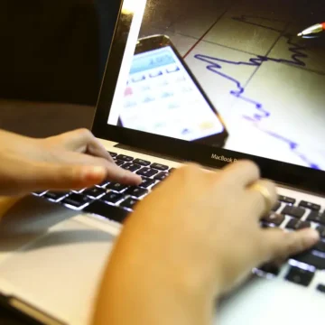Setor de serviços cresce 0,8% na passagem de janeiro para fevereiro