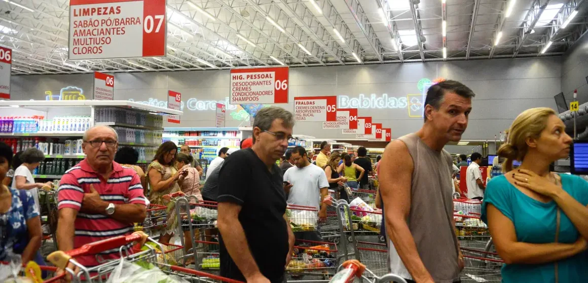 Inflação desacelera e fecha março em 0,56%, pressionada por alimentos