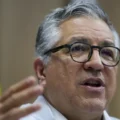 Brasil deve chegar a 635,7 mil médicos em 2025; mulheres são maioria