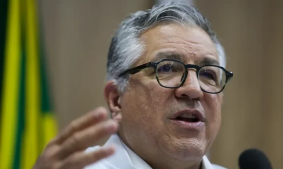 Brasil deve chegar a 635,7 mil médicos em 2025; mulheres são maioria