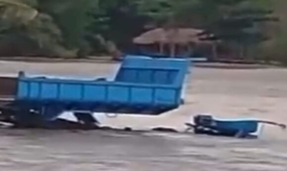 Caçamba é engolida pela maré alta durante limpeza na Orla de Marudá