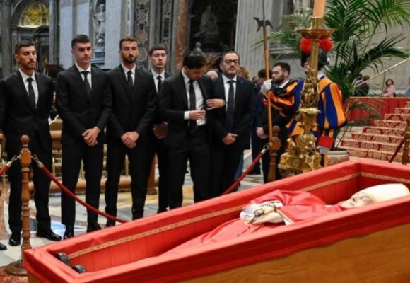Papa Francisco recebe homenagem de jogadores de Roma