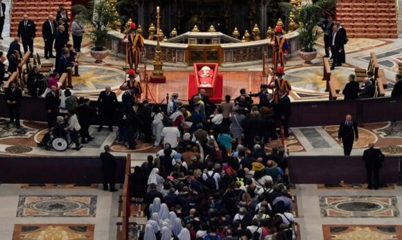 Corpo do Papa Francisco é trasladado para a Basílica de São Pedro e inicia o funeral