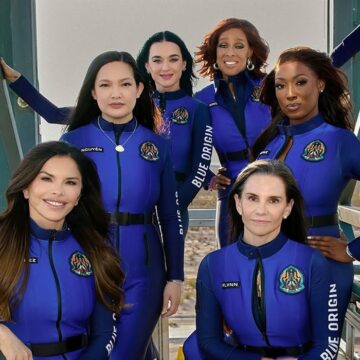 Katy Perry viaja ao espaço e se emociona