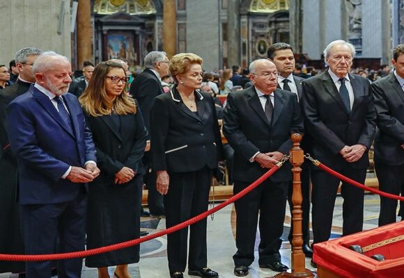 Lula e comitiva visita o corpo do papa Francisco no Vaticano