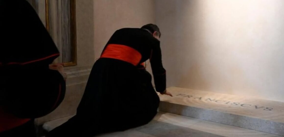 Cardeais rezam na Basílica de Santa Maria Maior, diante do túmulo do Papa Francisco