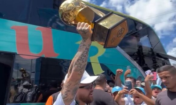 Torcedores fazem festa para receber o Paysandu em Belém com a taça da Copa Verde