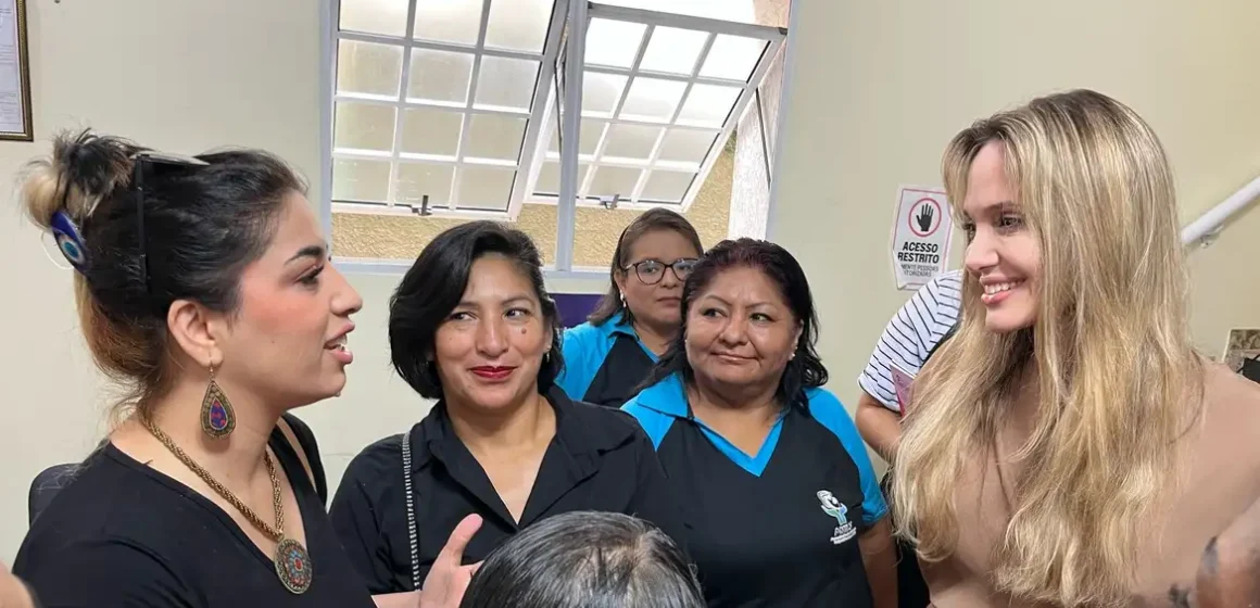 Angelina Jolie visita centro de imigrantes e refugiados em SP