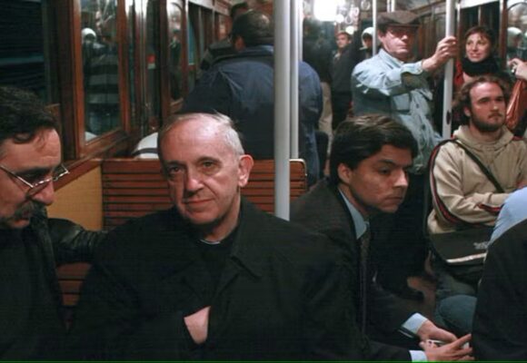 Famosa foto do Papa Francisco no metrô de Buenos Aires é narrada por fotógrafo