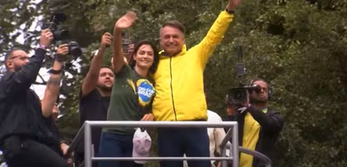 Bolsonaro nega tentativa de golpe e diz esperar por “ajuda externa”