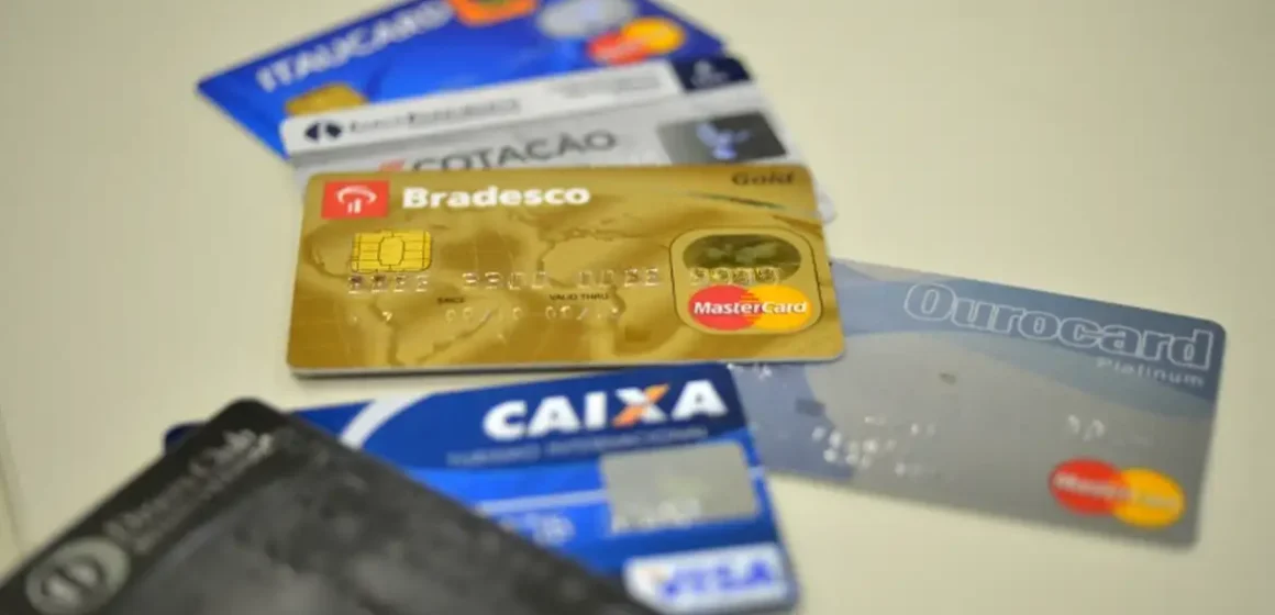 Juros do cartão de crédito rotativo avançam e chegam a 445% ao ano