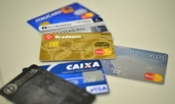 Juros do cartão de crédito rotativo avançam e chegam a 445% ao ano