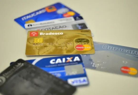 Juros do cartão de crédito rotativo avançam e chegam a 445% ao ano