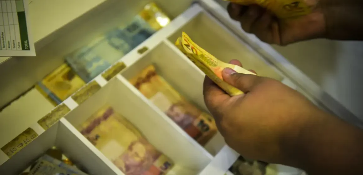 Aposentados e pensionistas começam a receber antecipação do 13º