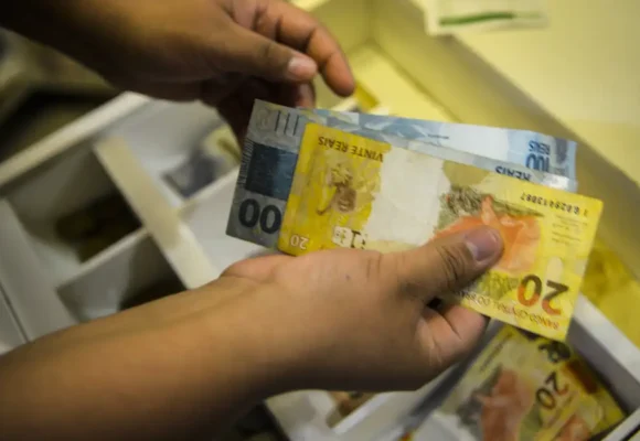 Aposentados e pensionistas do INSS podem consultar antecipação do 13º