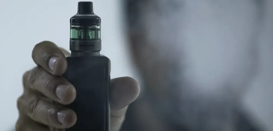 Plataformas devem remover propagandas de cigarros eletrônicos