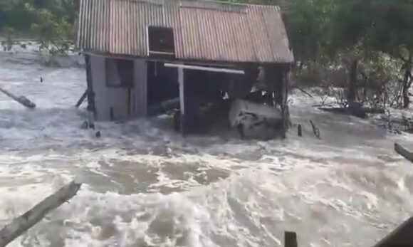 Em Bragança, casa de madeira é levada por ondas na praia de Ajuruteua
