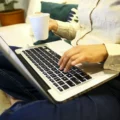 Golpes no Dia das Mães: veja como se proteger nas compras online