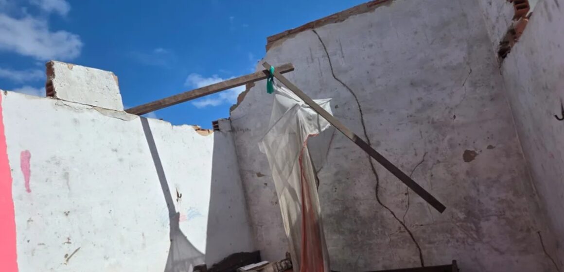 Casas são destelhadas e ruas ficam sem energia elétrica após vendaval em Mosqueiro