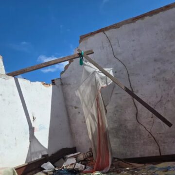 Casas são destelhadas e ruas ficam sem energia elétrica após vendaval em Mosqueiro