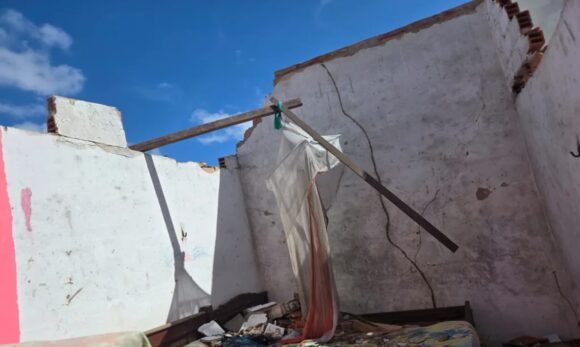 Casas são destelhadas e ruas ficam sem energia elétrica após vendaval em Mosqueiro