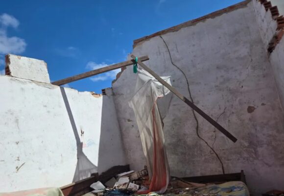 Casas são destelhadas e ruas ficam sem energia elétrica após vendaval em Mosqueiro