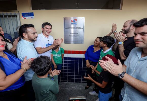 Helder entrega escola em Colares