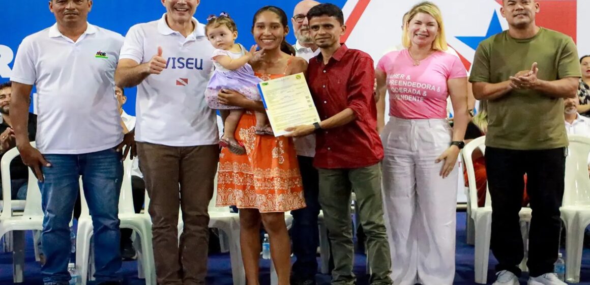 20250522194025-GF00023771-F00405899 (1) Helder entrega títulos de terra em Viseu