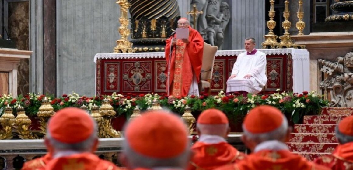 Missa que antecede início do Conclave é realizada na Basílica São Pedro