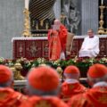 Missa que antecede início do Conclave é realizada na Basílica São Pedro