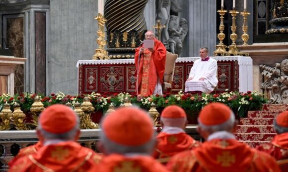 Missa que antecede início do Conclave é realizada na Basílica São Pedro
