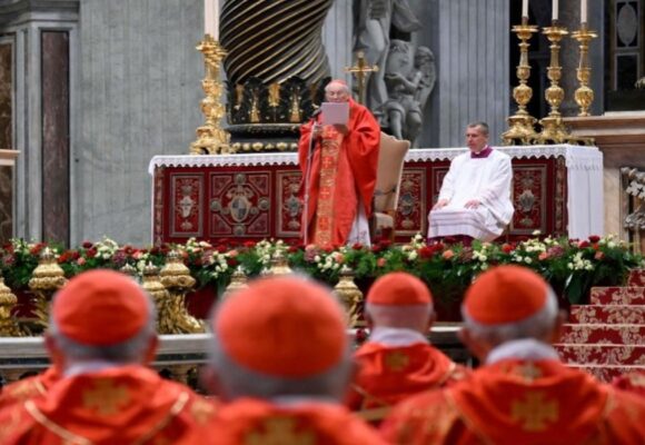 Missa que antecede início do Conclave é realizada na Basílica São Pedro