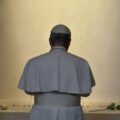 Leão XIV reza diante do túmulo do Papa Francisco
